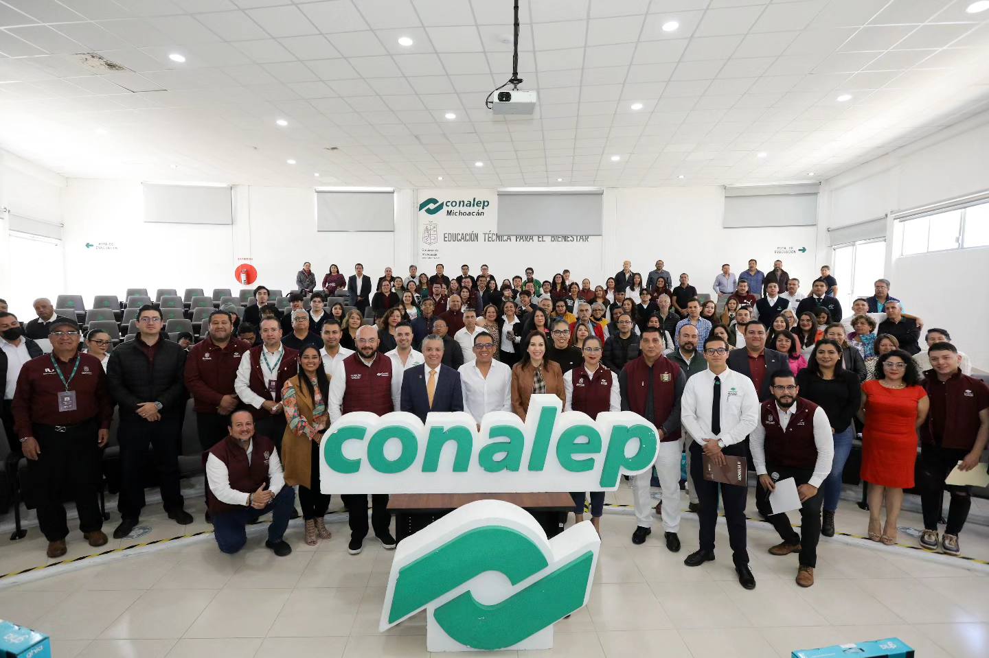 11 mil estudiantes del Conalep reciben equipos de cómputo, confirma Luis Navarro